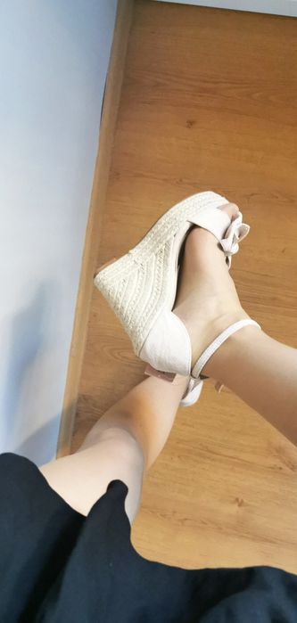 Nowe koturny z metką 39 DeeZee pudrowe