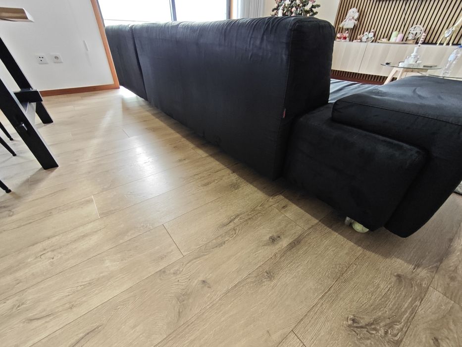 Sofá Aquinos preto com chaise longue