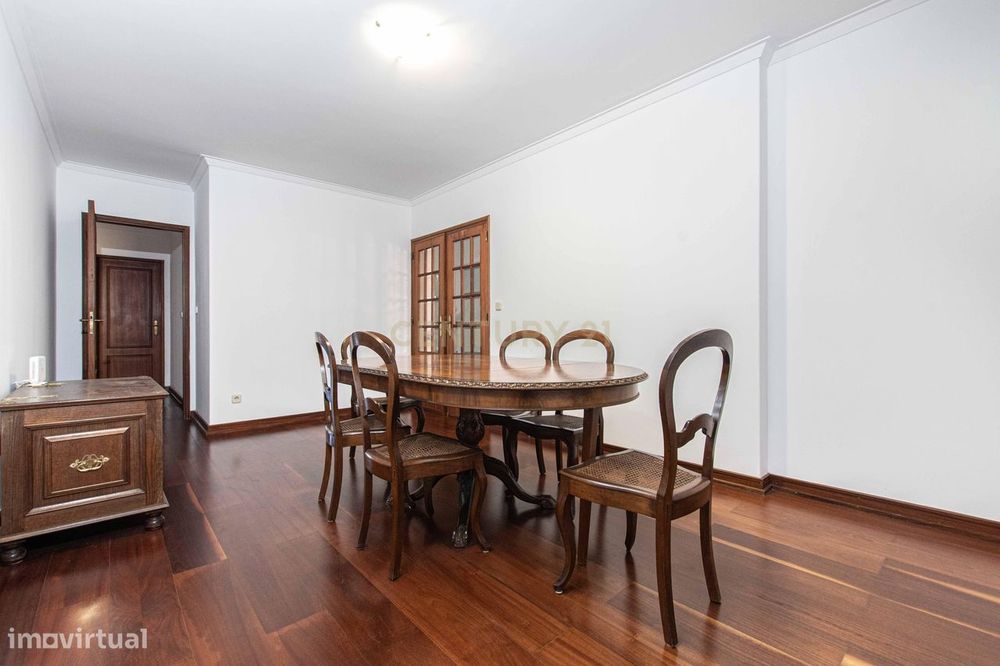 T4 Duplex com Vista Desafogada e Garagem | Linda-a-Velha