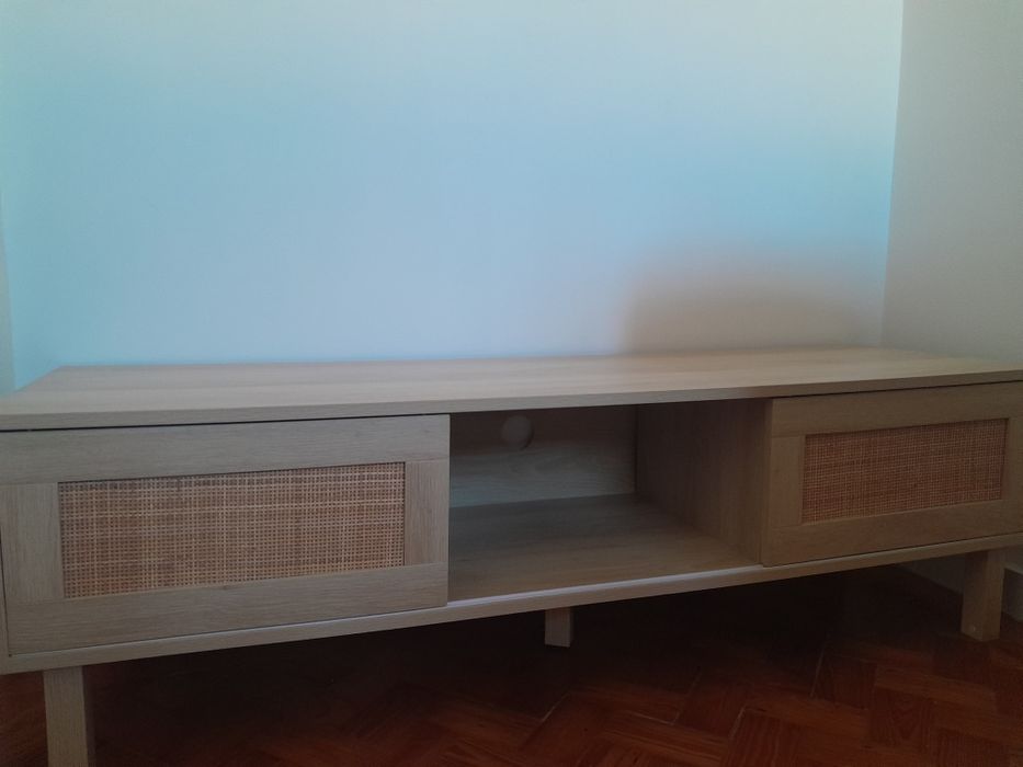 Aparador / Móvel de TV com Detalhes em Rattan – Estilo Moderno