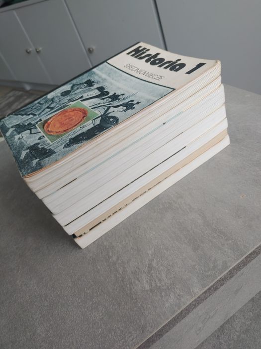 Podręczniki historia czarne grzbiety