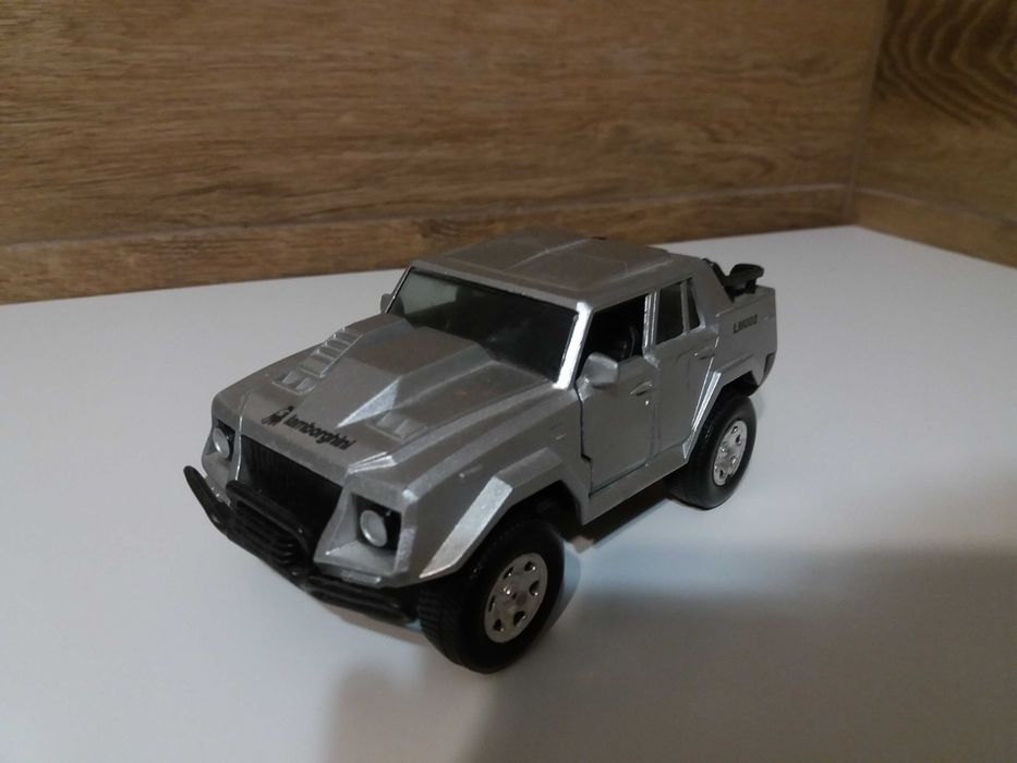 model Lamborghini LM002