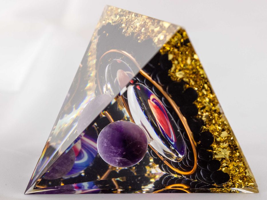 Piramida Orgonit 5G Ametyst Obsydian Złota Folia Miedź 6 cm