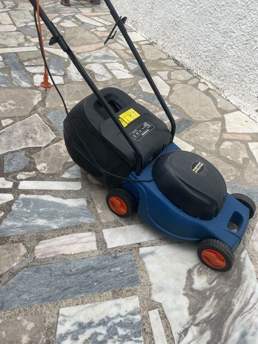 Máquina de cortar relva