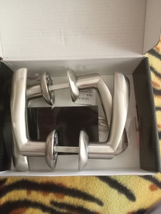 Продам дверные  ручки новые