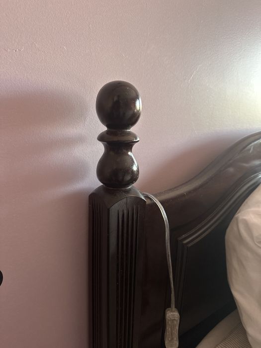 Cama de casal de madeira