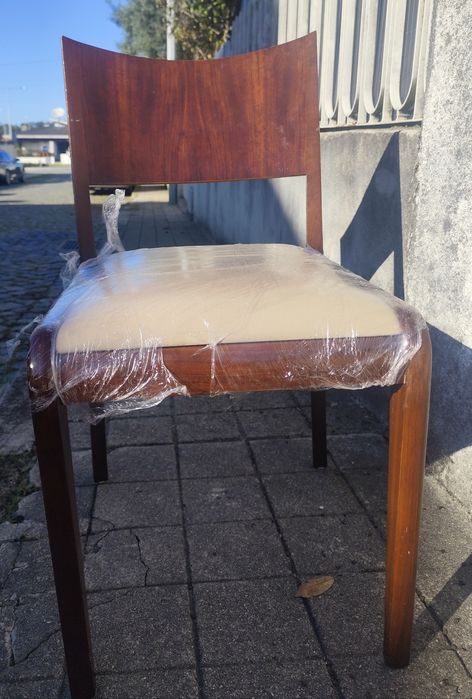 2 cadeiras de sala maciça, com estofo novo