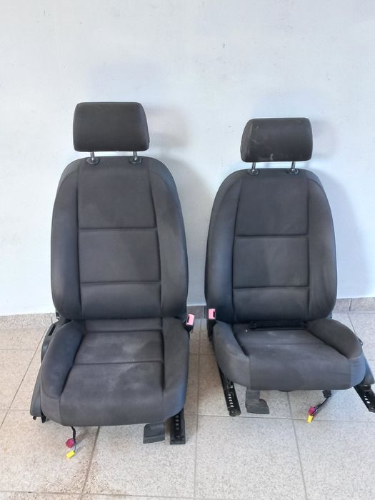 Banco do condutor bem como do passageiro de um Audi A4 b6.