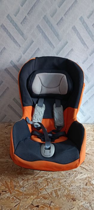 Дитяче автокрісло CHICCO.
 Автокрісло Chicco universal 9-18 кг. Регулю