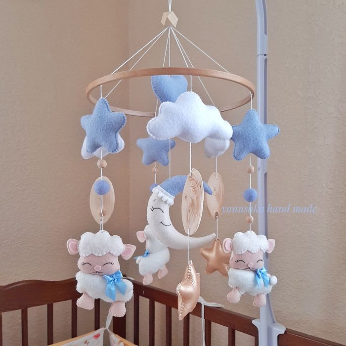 Мобиль из фетра ручной работы