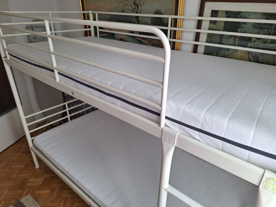 Łóżko piętrowe Ikea Svarta 90x200 + 2 materace 90x200