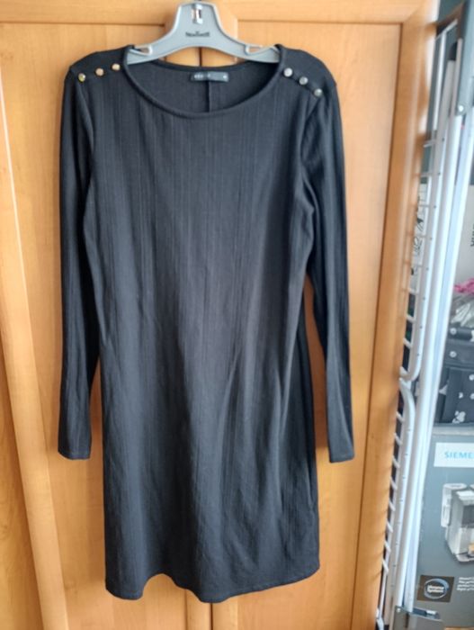 Prosta czarna prążkowana sukienka Mohito