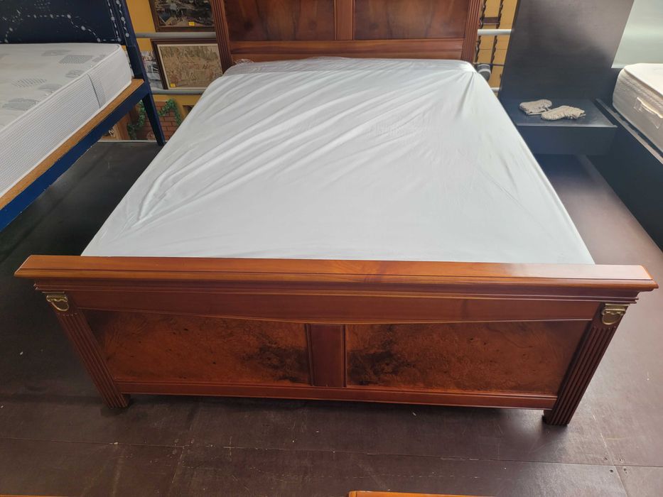 Excelente cama em madeira com estrado e colchão - Muito bom