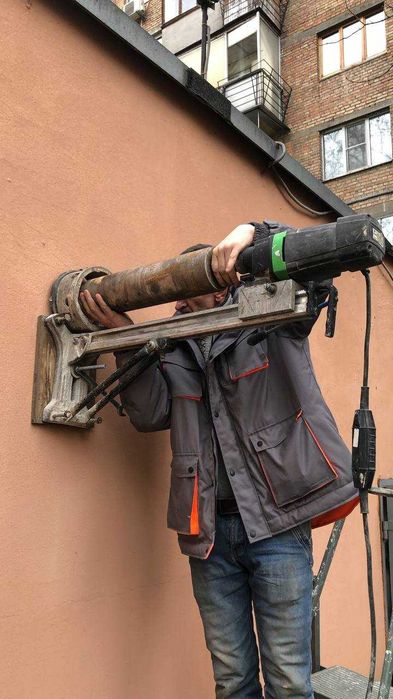 Алмазное бурение отверстий под вентиляцию . Алмазная резка без пыли