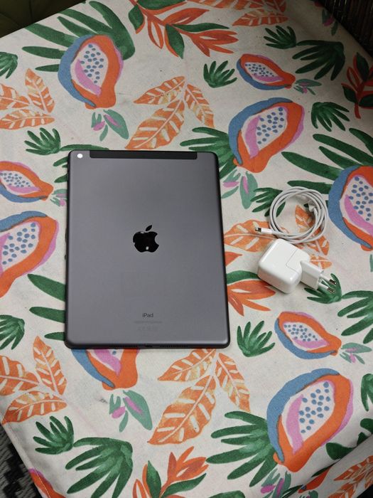 Jak nowy Apple iPad A2429 128GB SSD, oryginalny ładowarka, stan bardzo dobry