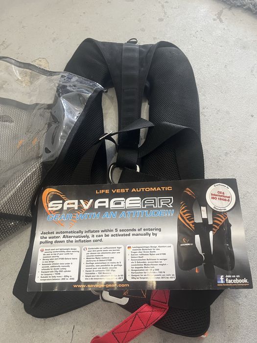 Savage Gear colete salva vidas Automatico 150N.