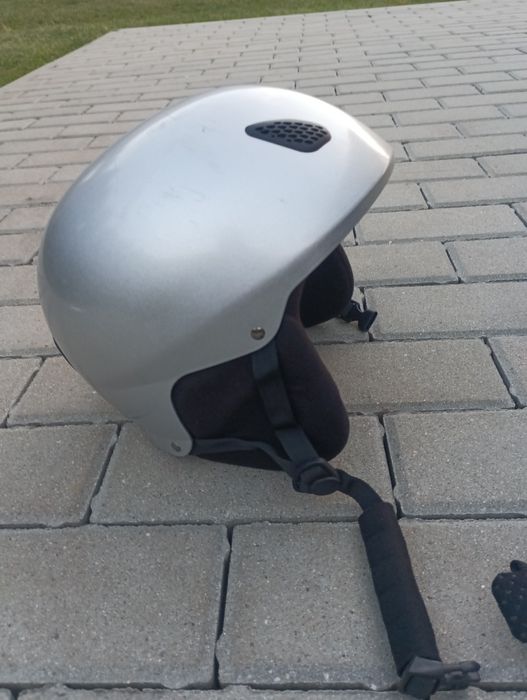 Sprzedam kaski narciarskie