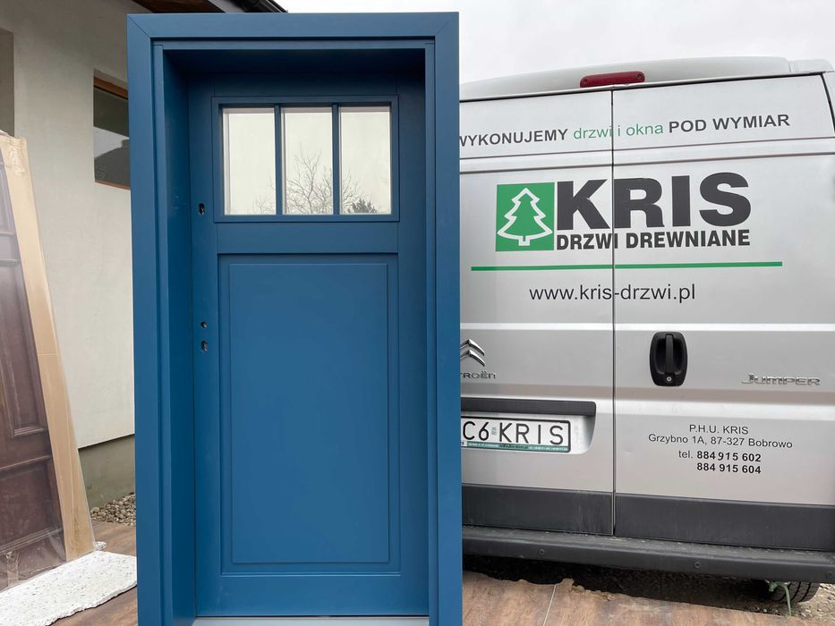 Drzwi zewnętrzne drewniane niebieskie ościeżnica na całą grubość muru