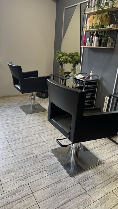 Крісло перукаря вживане, у хорошому стані