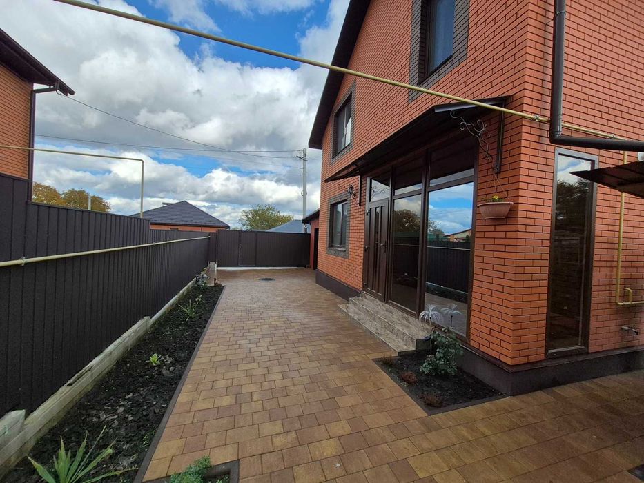 Двоповерховий будинок з ремонтом на Вінницьких Хуторах