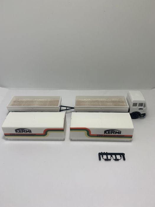 Mercedes com reboque da Herpa escala H0 1/87