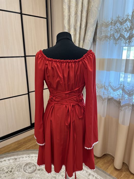 Червона приваблива  сукня