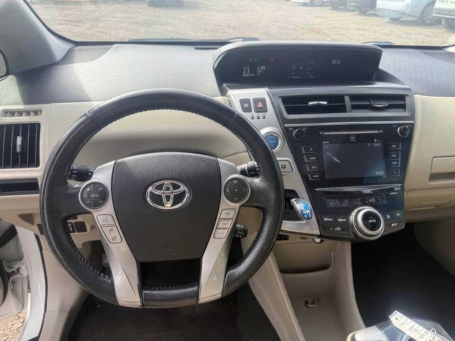 Toyota Prius v Five      2015