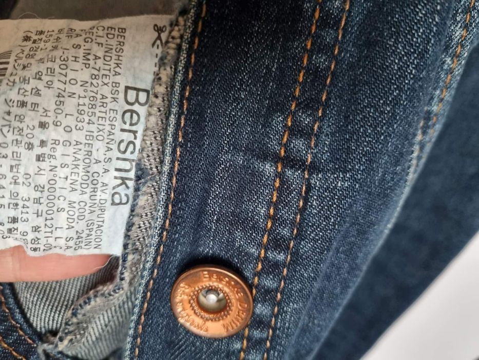 Jeansowa kurtka w rozmiarze S firmy Bershka