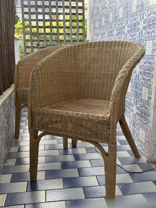 Duas cadeiras em vime