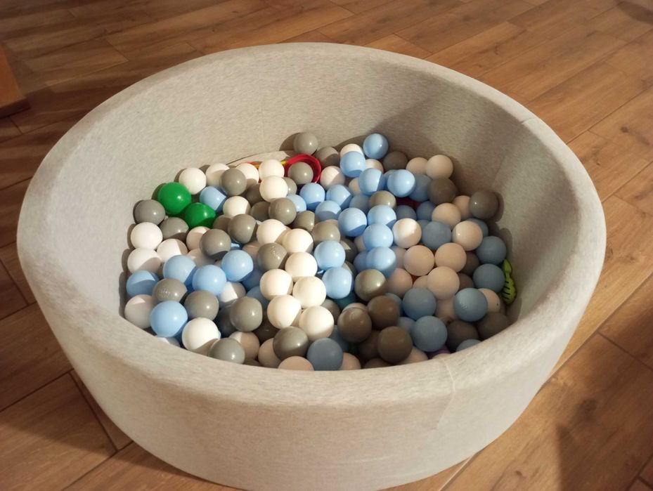 Suchy basen z kulkami dla dziecka