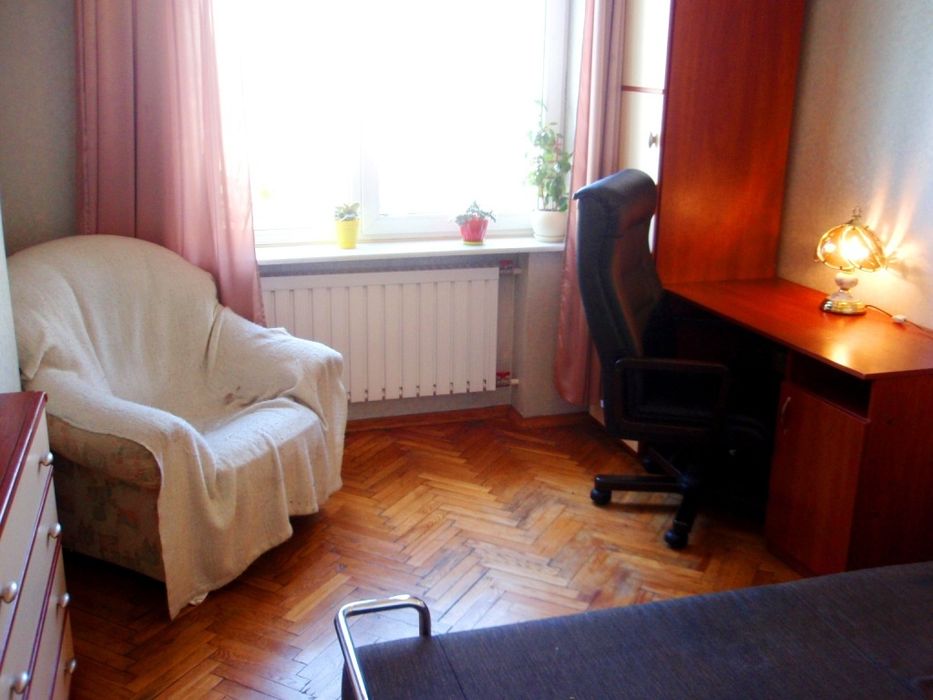 Ночівля, ванна, їжа для біженки з дитиною. 20 пішки з вокзалу.