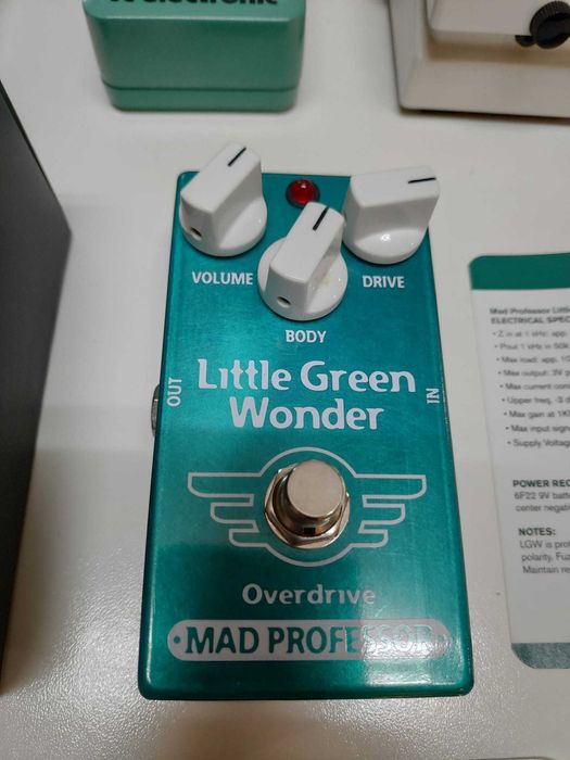 Pedais de guitarra Overdrive, WahWah, Compressor, Delay,  outros