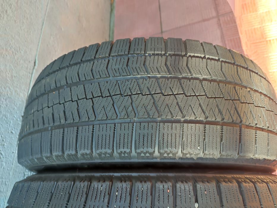 Шини Bridgestone Blizzak VRX2 в розмірі 215/55 R17