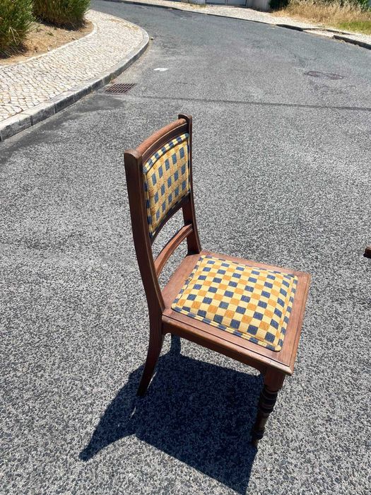 Mesa de Jantar Antiga em Madeira Extensível – Estilo Clássico + Cadeira Antiga em Madeira com Estofo Axadrezado