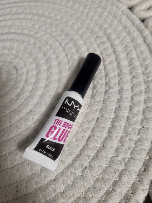 Nyx the brown glue blac