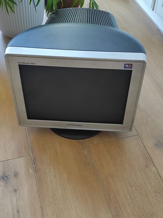 Monitor kineskopowy 17 cali