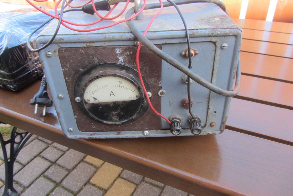 Prostownik akumulatorowy 12 V