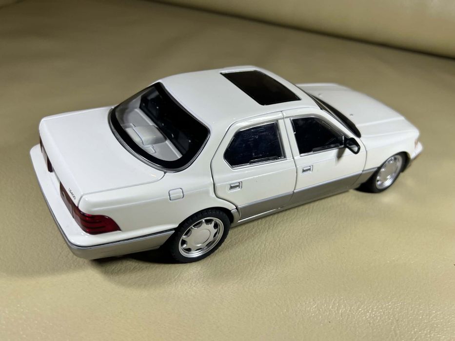 Model samochodu jak Lexus LS400 światła dźwięk otwierany 1:24