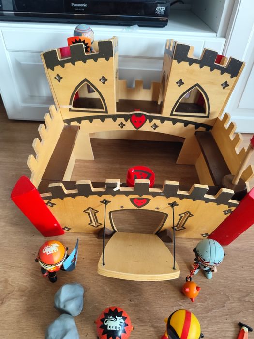 Castelo madeira com personagens