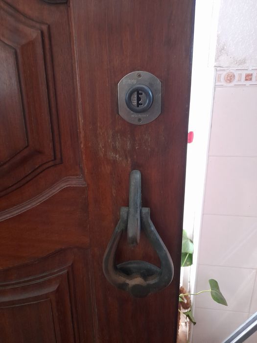 Porta de entrada madeira maciça com fechadura.