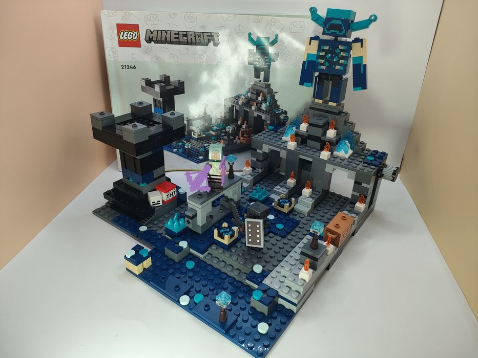 używany zestaw LEGO Minecraft 21246: the deep dark battle