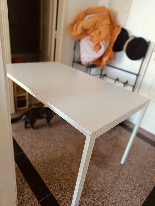 Cama, máquina café, aspirador, mesa