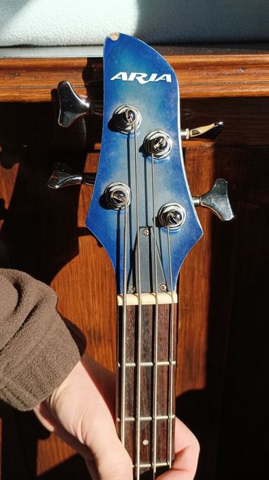 Guitarra Baixo elétrico 4 cordas com estojo de transporte