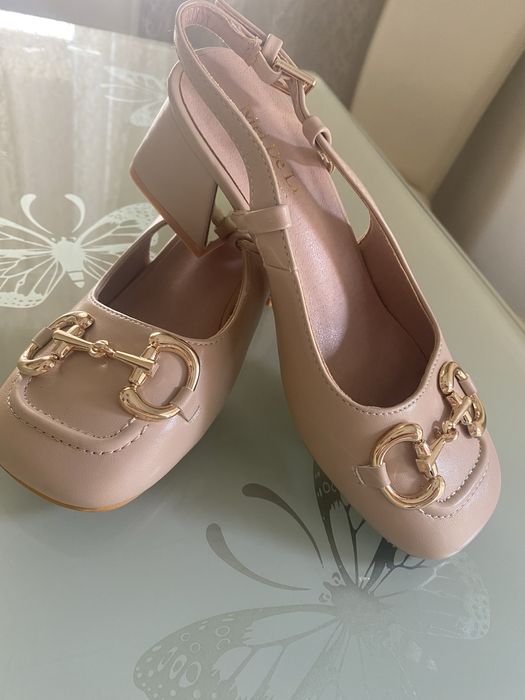 Босоніжки бежеві