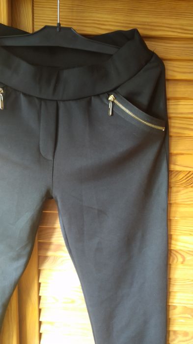 Czarne spodnie dopasowane