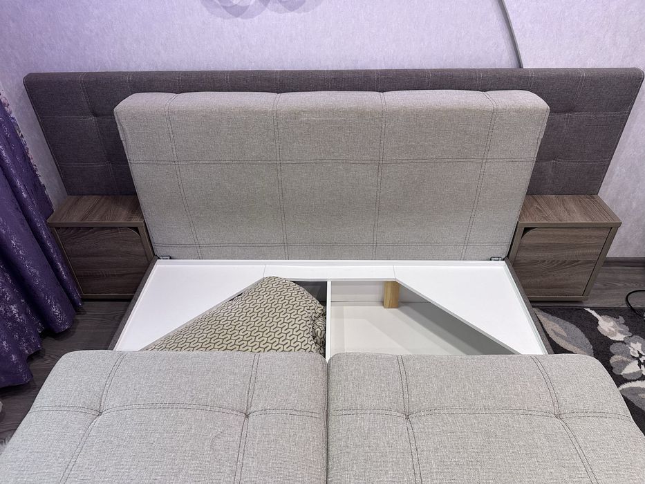 Диван, с нишей для вещей.