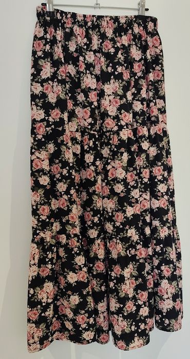 Varias saias novas tamanho M/L. Ver fotos.