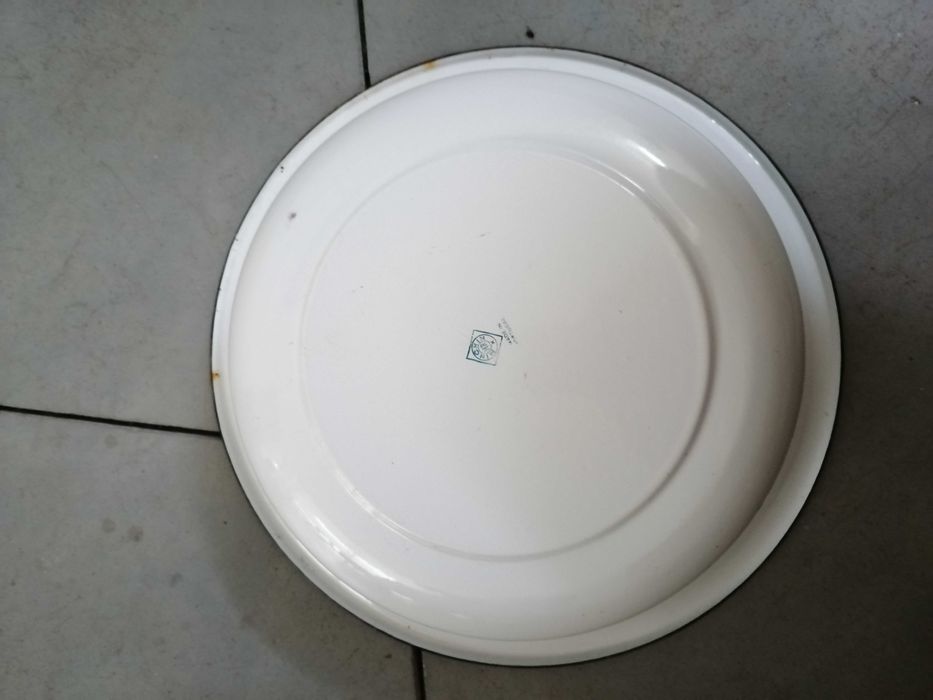 bacia branca de esmalte