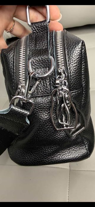 Сумочка из натуральной кожи черного цвета