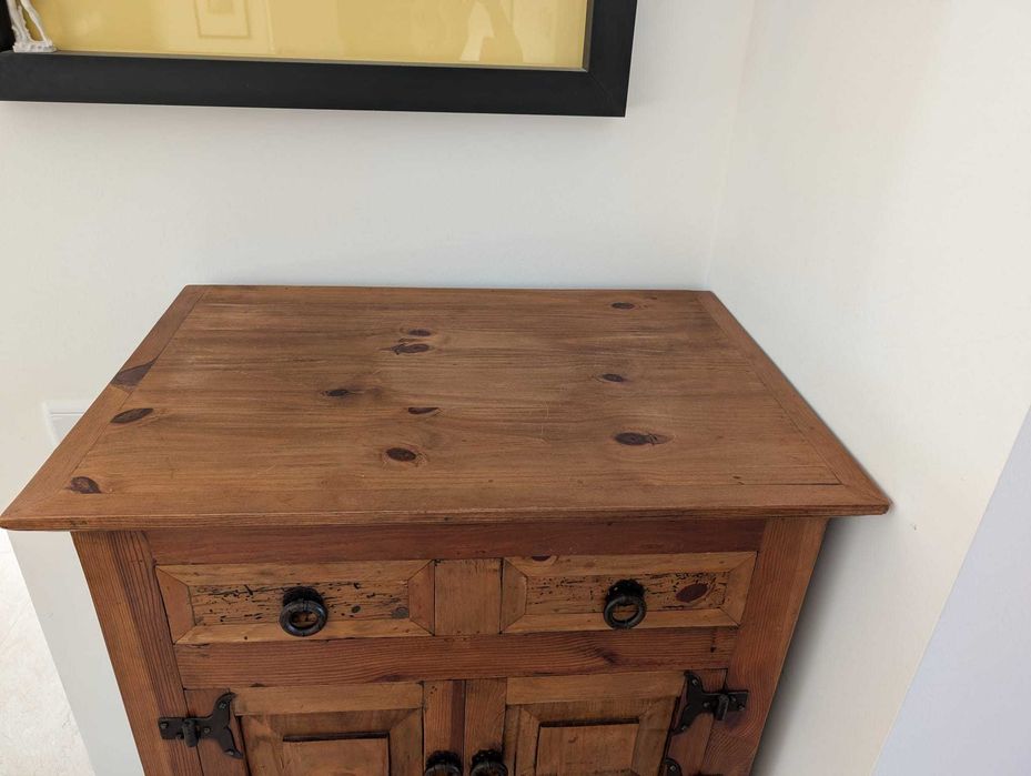 Móvel rústico em madeira maciça e metal